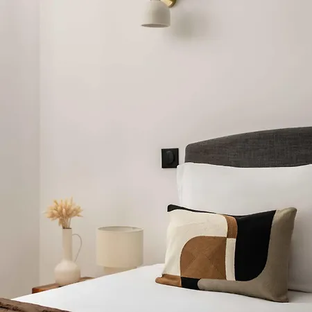 Brand New 3 Bedrooms Facing Madeleine St Honoré Apartment *