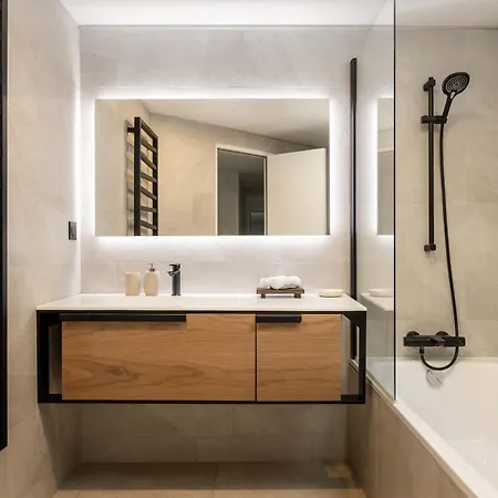 Brand New 3 Bedrooms Facing Madeleine St Honoré Apartment *