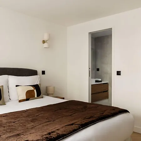 Brand New 3 Bedrooms Facing Madeleine St Honoré Apartment Paris
