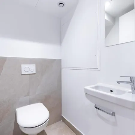 Brand New 3 Bedrooms Facing Madeleine St Honoré Apartment *