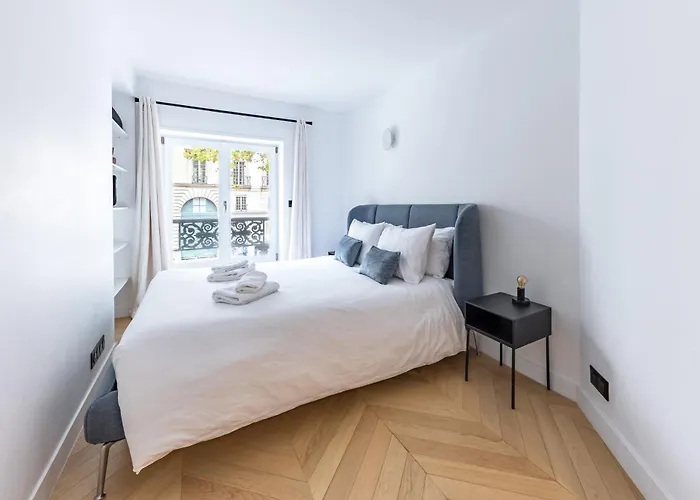 Brand New 3 Bedrooms Facing Madeleine St Honore Apartamento Paris